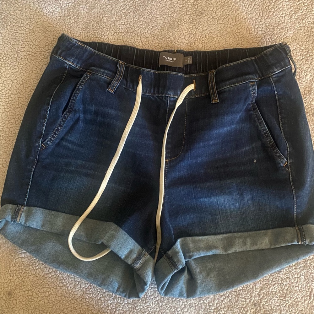 Torrid feel the fit Jean shorts, stretch, pockets, sz 1